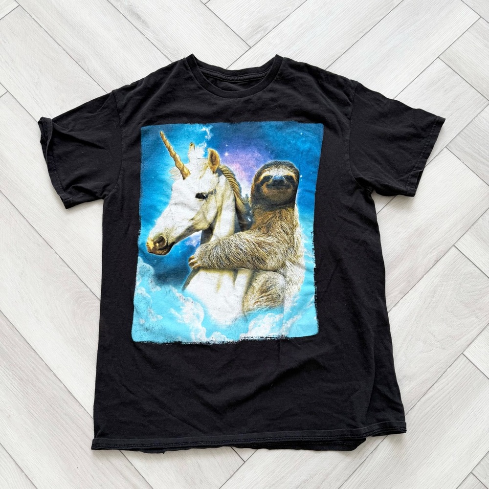 🦄 Vintage Black T-Shirt with Sloth riding Unicorn Print